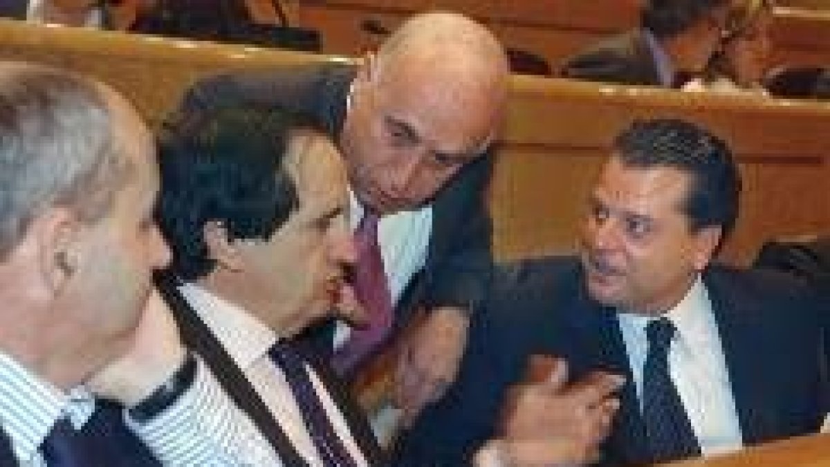 Juan José Lucas conversa con Mario Amilivia en la reunió de ayer