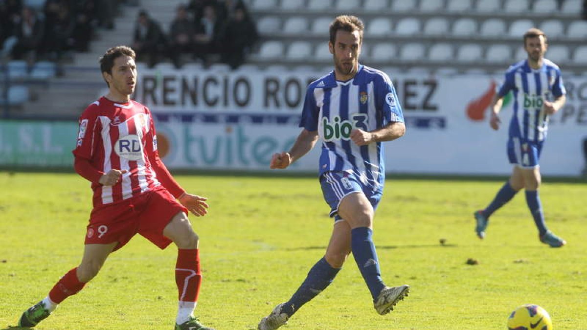 Carlos Ruiz volverá a jugar en el centro del campo de la Deportiva, algo que Claudio ya probó en el partido ante el Girona