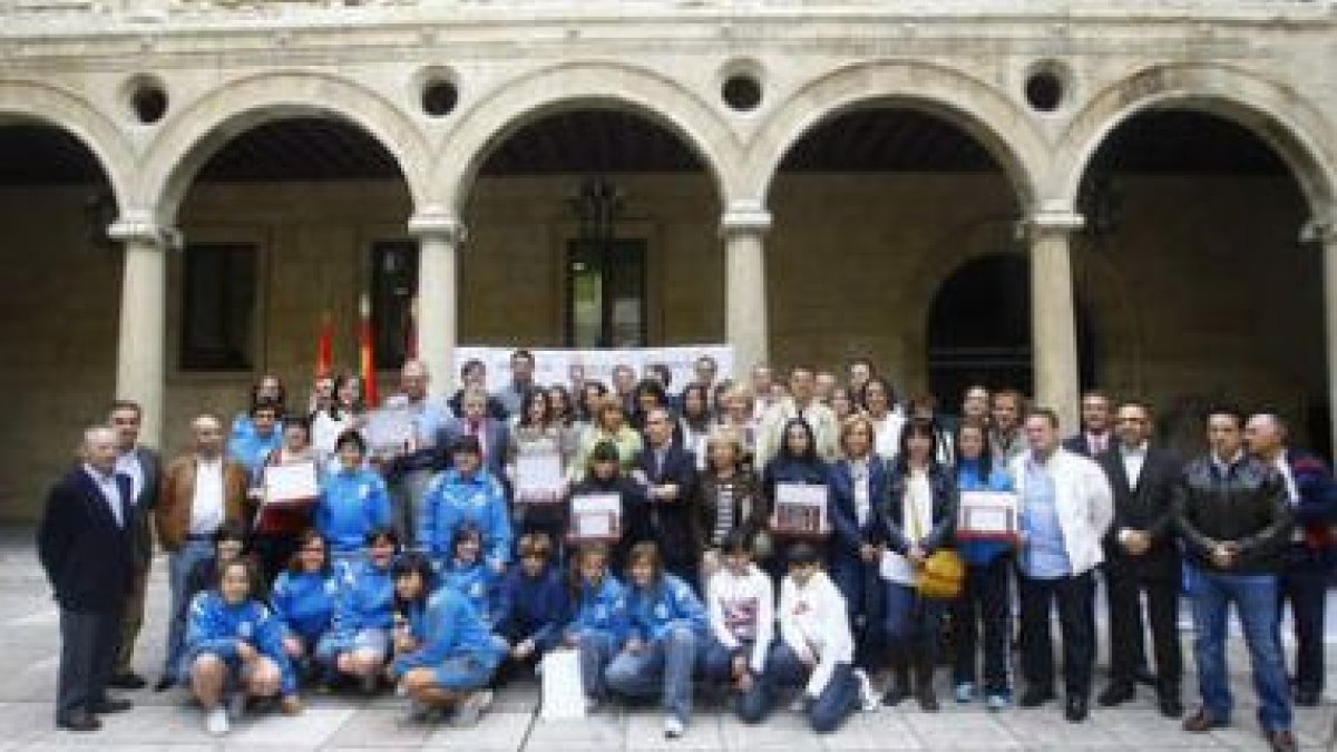Y como colofón fotografía de familia de todas las galardonadas bajo los arcos del Palacio de los Guz