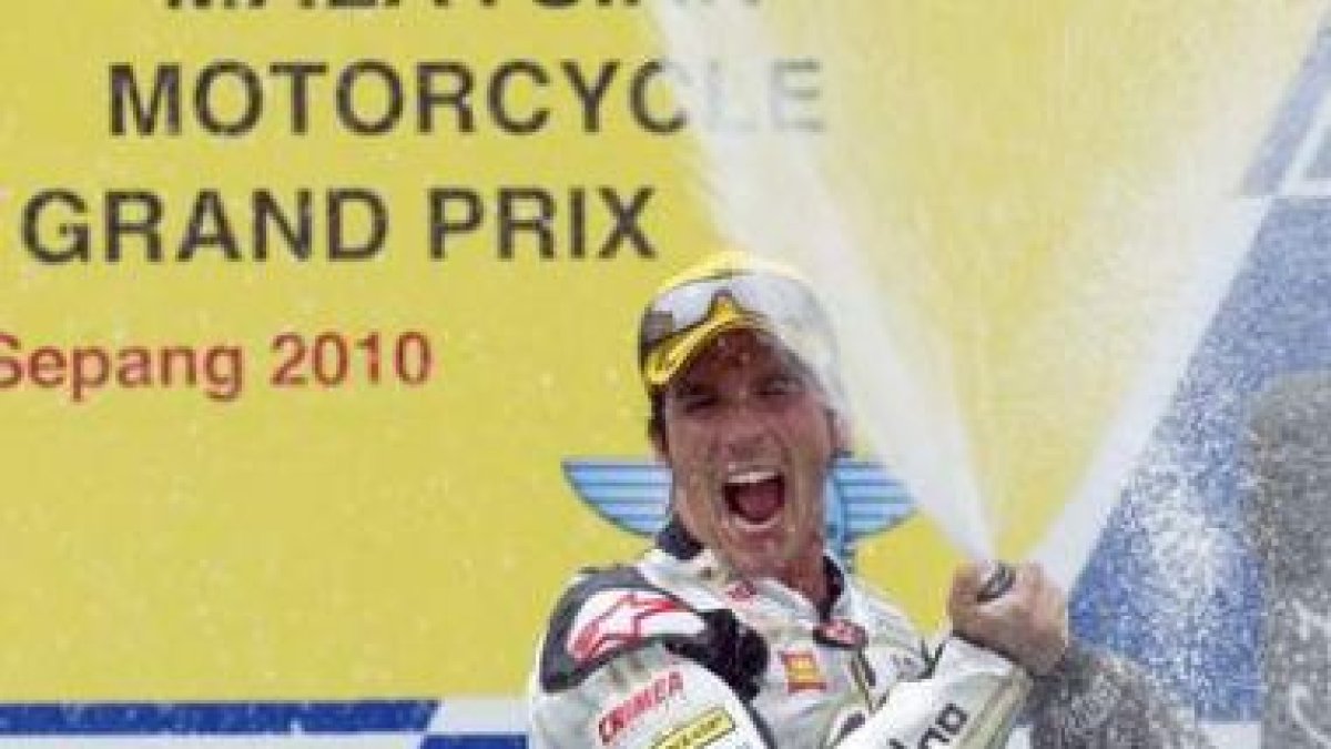 Elías celebra su histórico triunfo en el podio.