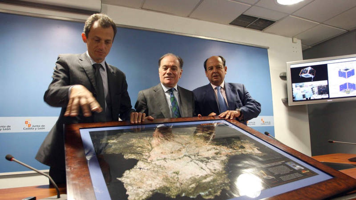 Pedro Duque junto a Villanueva y a Martínez de Irujo.