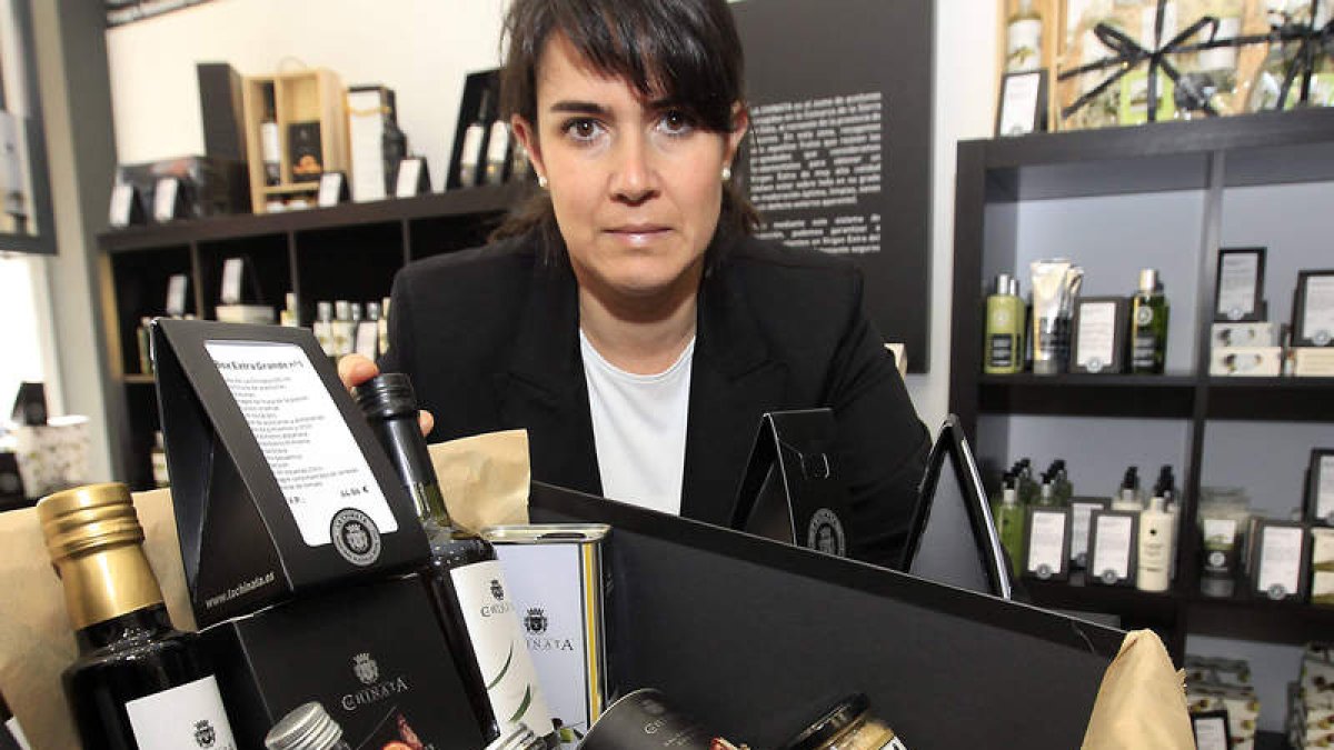 Carmen Serrano,la joven emprendedora que ha abierto La Chinata, en su tiendade la calle San Agustín.