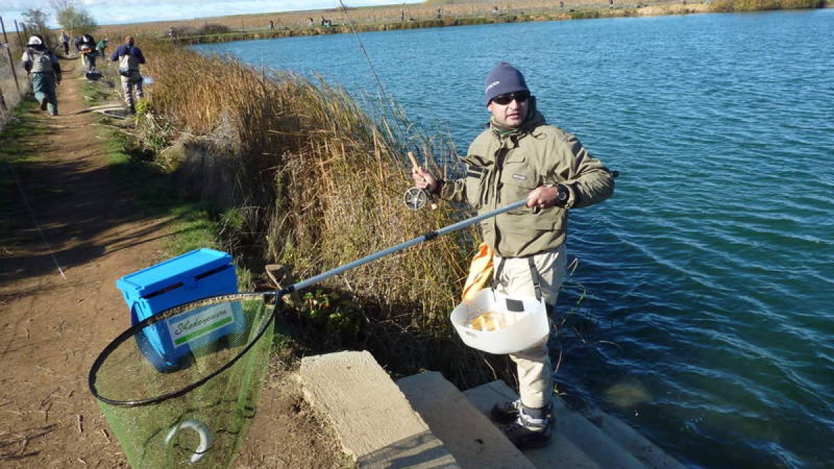 Un aficionado a la pesca realiza una captura en el lago Monte de Jabares.
