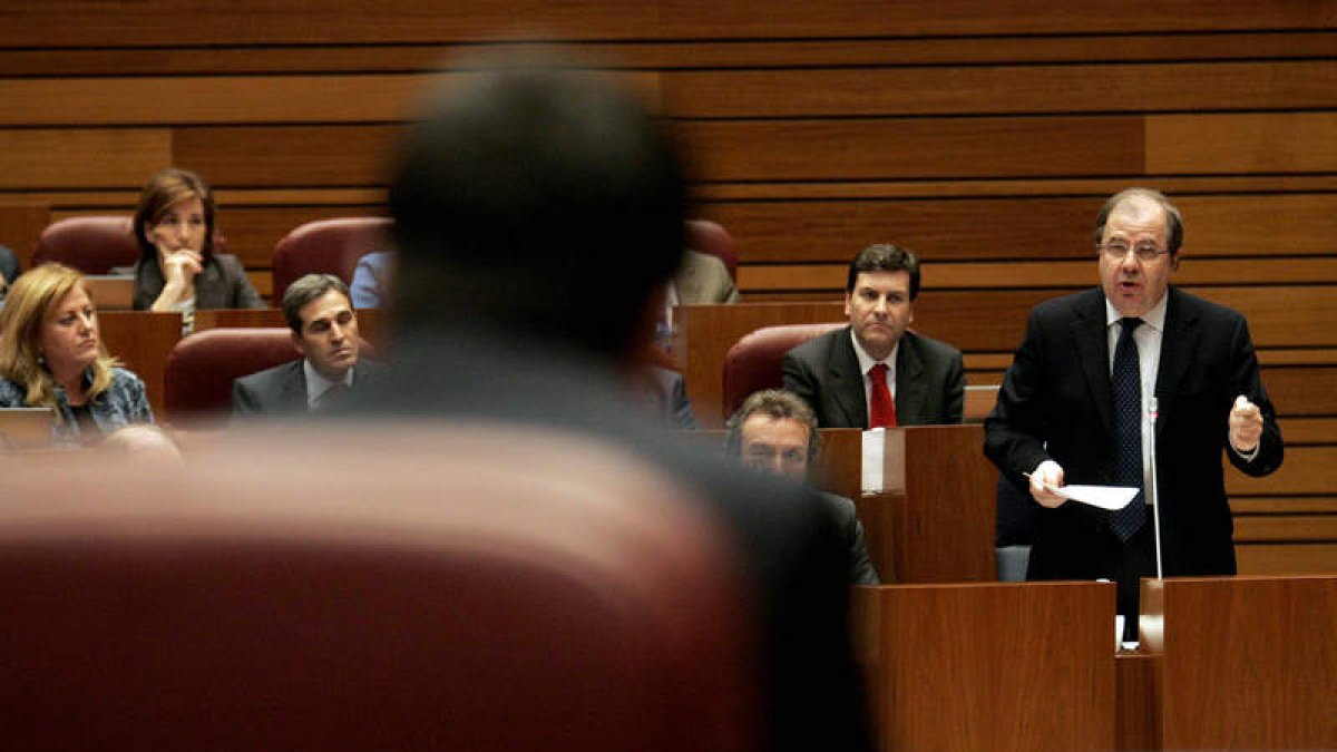 El presidente de la Junta en un momento del debate celebrado ayer en el Pleno de las Cortes.