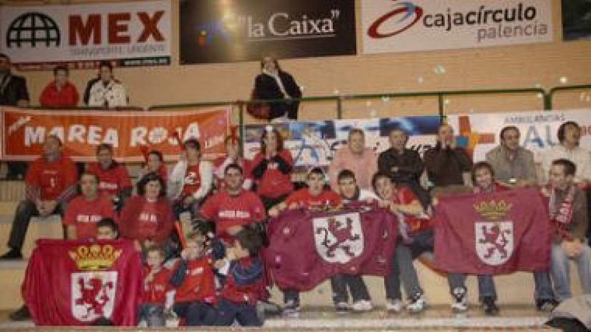 León estuvo arropado por su «marea Roja» en la grada.