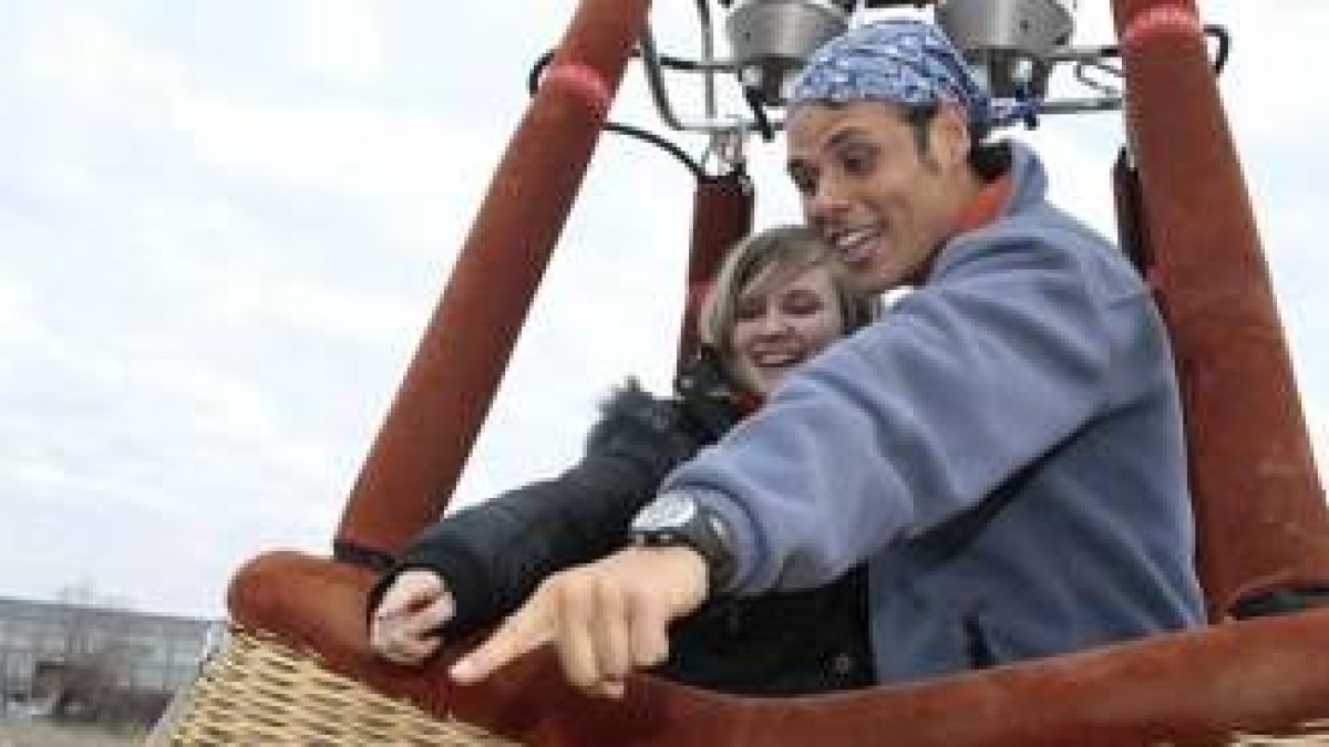 Leire y Biagio se besan delante del globo con el que pensaban viajar por el cielo de León