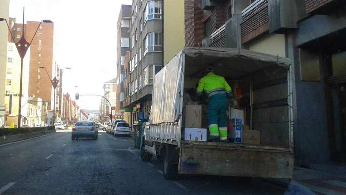 El Ayuntamiento ayudó a un vecino en silla de ruedas desahuciado en la mudanza a Astorga.