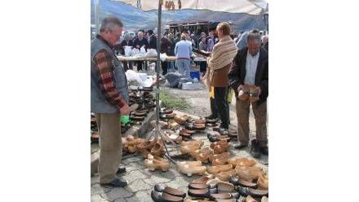Las madreñas han sido un calzado característico de esta feria