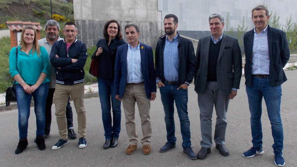 Las autoridades del PSOE, encabezadas por Luis Tudanca posaron enfrente del edificio. PLANILLO