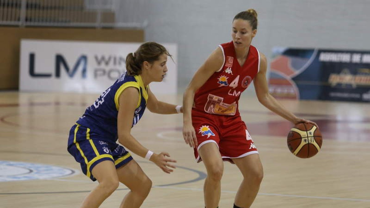 Anna Gómez, a la derecha, fue la máxima anotadora de su equipo en Salamanca.
