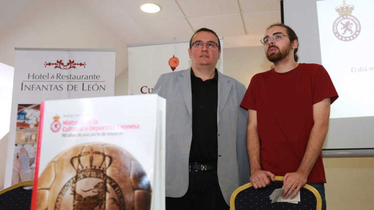 Pedro Moreno y Rodrigo Ferrer presentan el libro.
