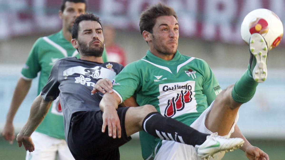 El culturalista Raúl Torres, a la izquierda, pelea con el jugador del Guijuelo Javi Moreno en un lance del encuentro.