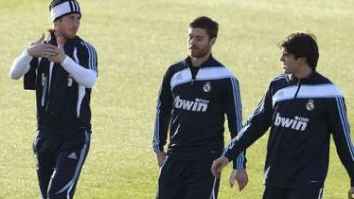Sergio Ramos, Xavi Alonso y Ricardo Kaká hablan durante el entrenamiento.