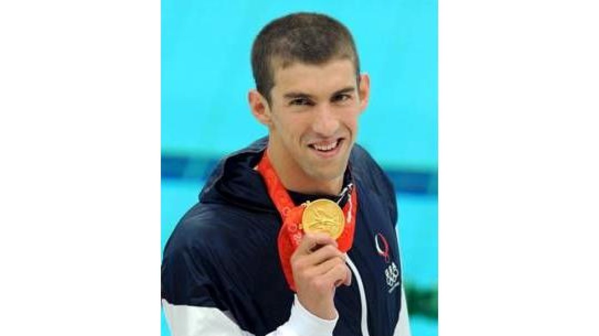 Phelps muestra la medalla de oro ganada en 200 mariposa
