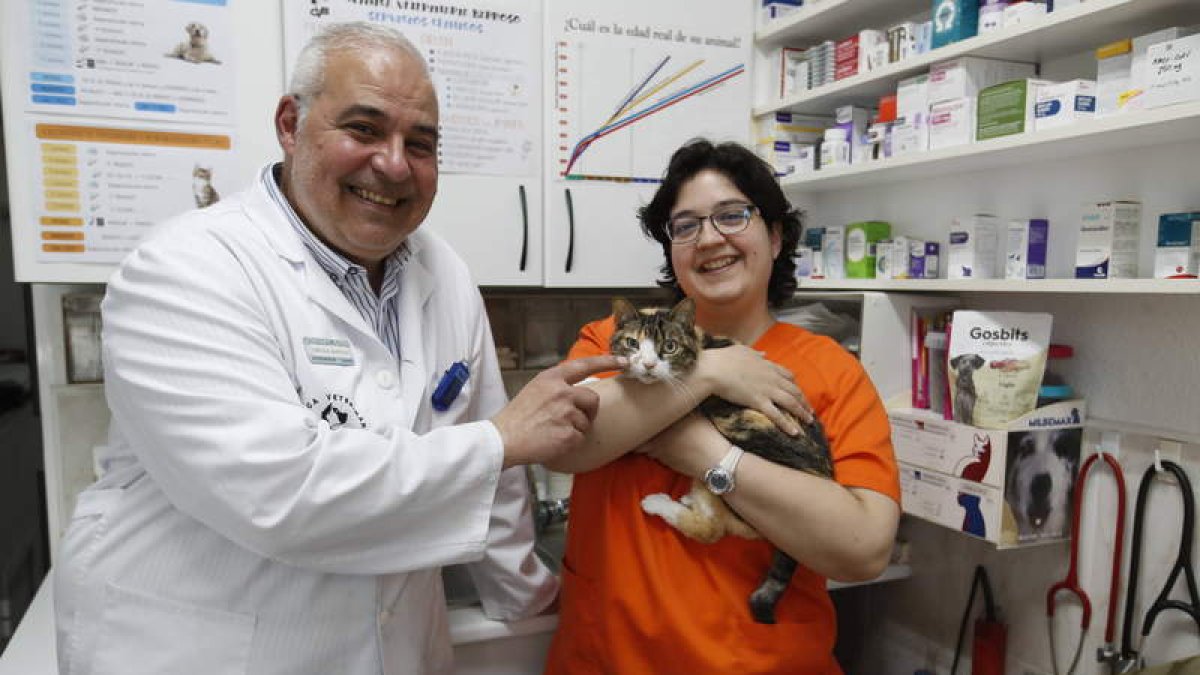 Enrique Barroso y María Bayón en la clínica veterinaria. RAMIRO