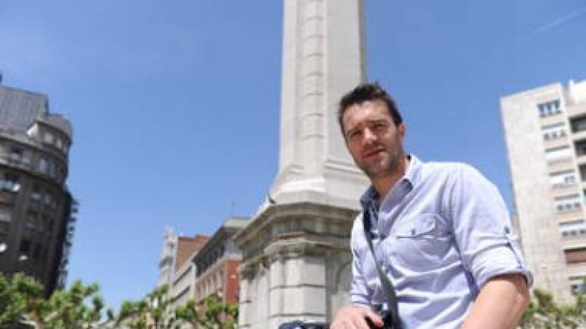 El extremo derecho del Ademar, Ricardo Costa, posa en la céntrica plaza de la Inmaculada.