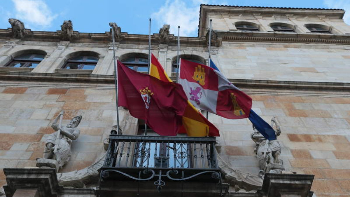 Banderas a media asta en la Diputación el día del crimen de Isabel Carrasco.