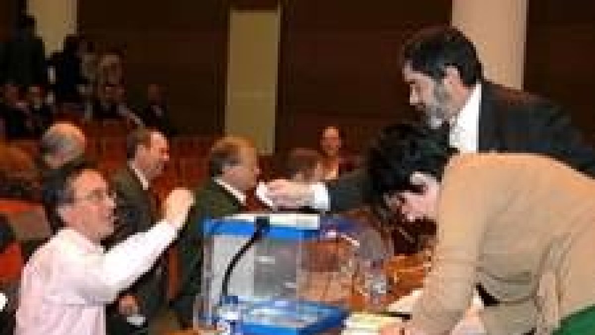 Un momento de la votación de los miembros del Claustro durante la reunión celebrada en Industriales