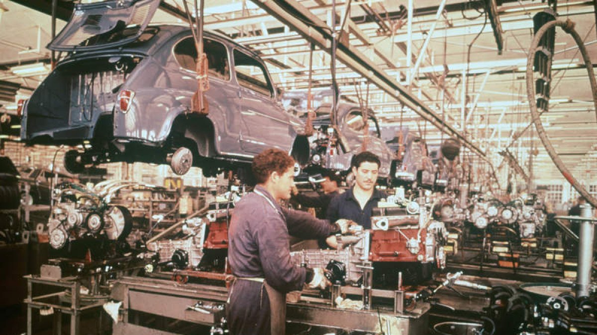 Cadena de montaje del Seat 600 en Martorell donde se inició su fabricación en 1957. DL