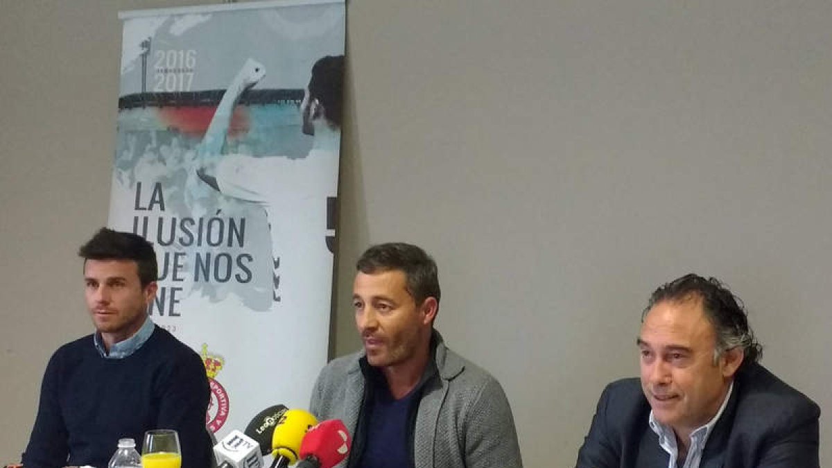 Óscar Cano, en el centro de la imagen, se presentó como director deportivo de la Cultural entre Santi Santos y Felipe Llamazares. A.F.R.