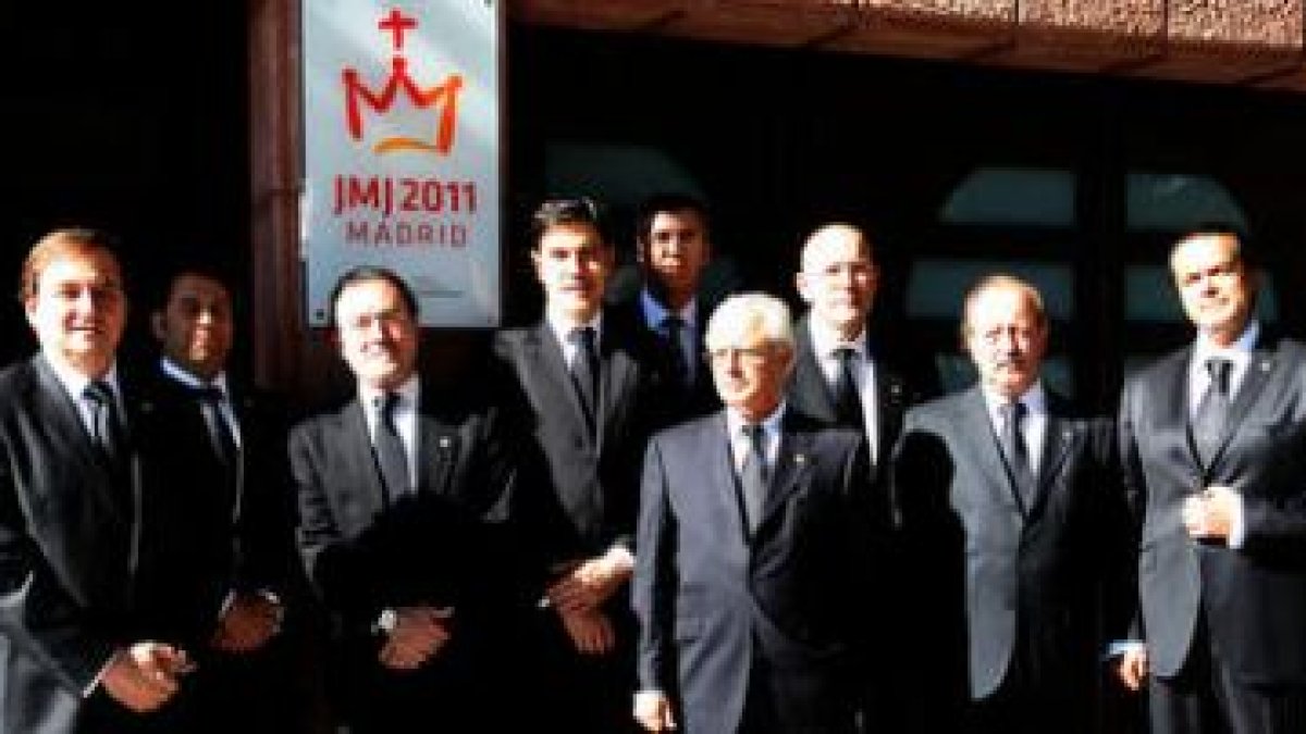 Imagen de familia de los representantes de la cofradía que asistieron a la presentación.