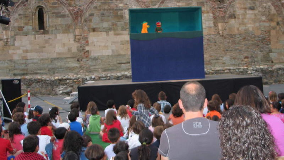 Más de 300 personas participaron en la inauguración.