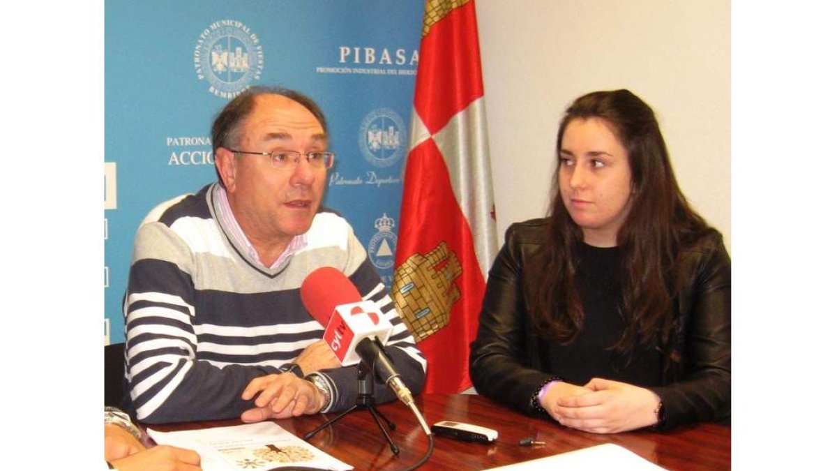 Sigifredo Benavides y Laura Lordén, ayer en Bembibre.