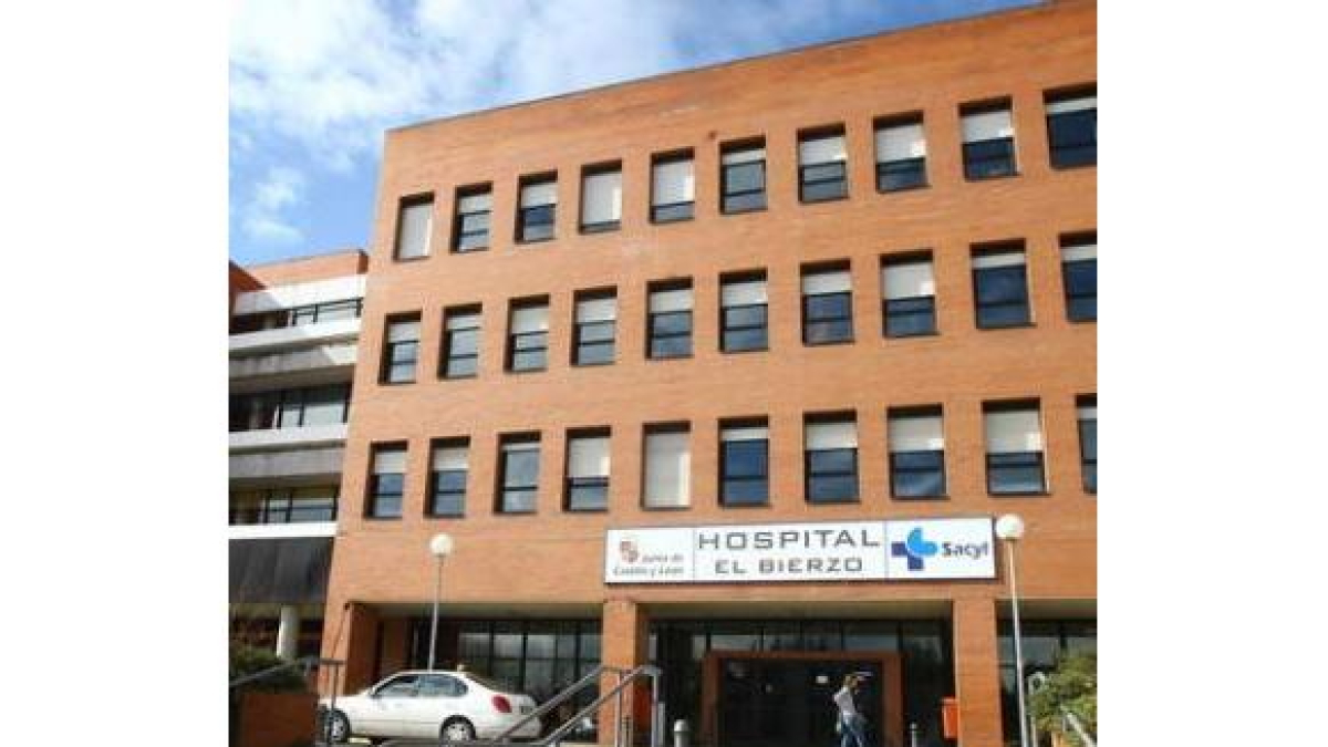 Imagen de la entrada principal del Hospital del Bierzo.