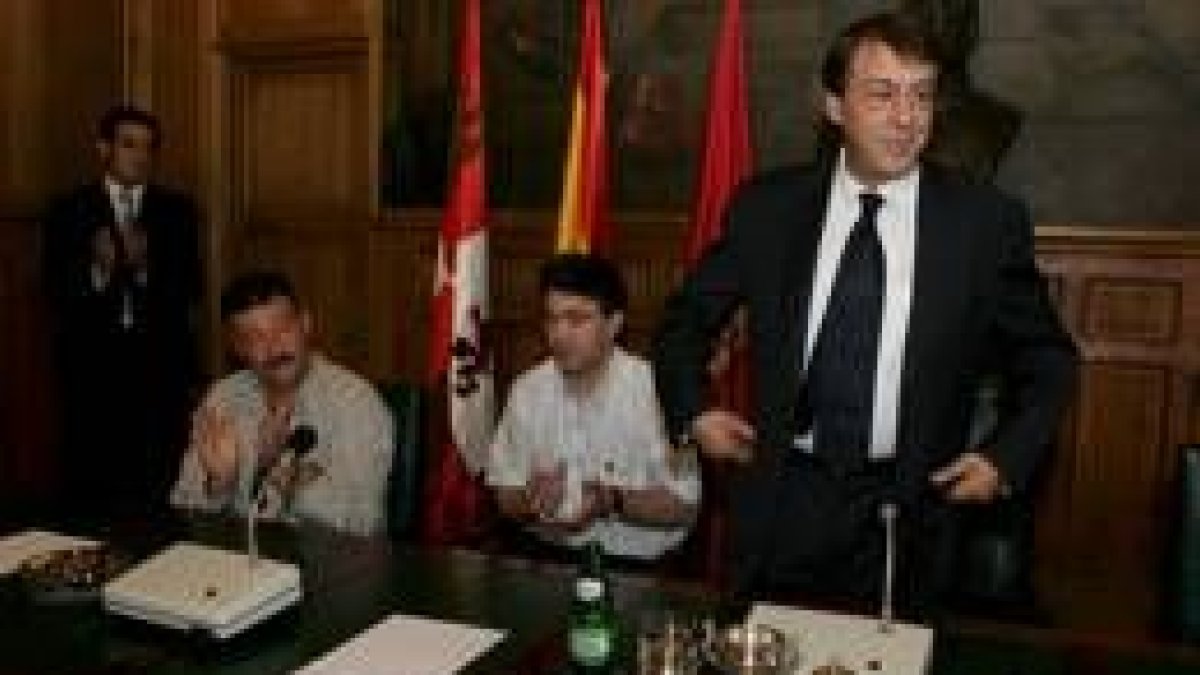 Tras su intervención de despedida, García-Prieto recibió el caluroso aplauso de la Corporación