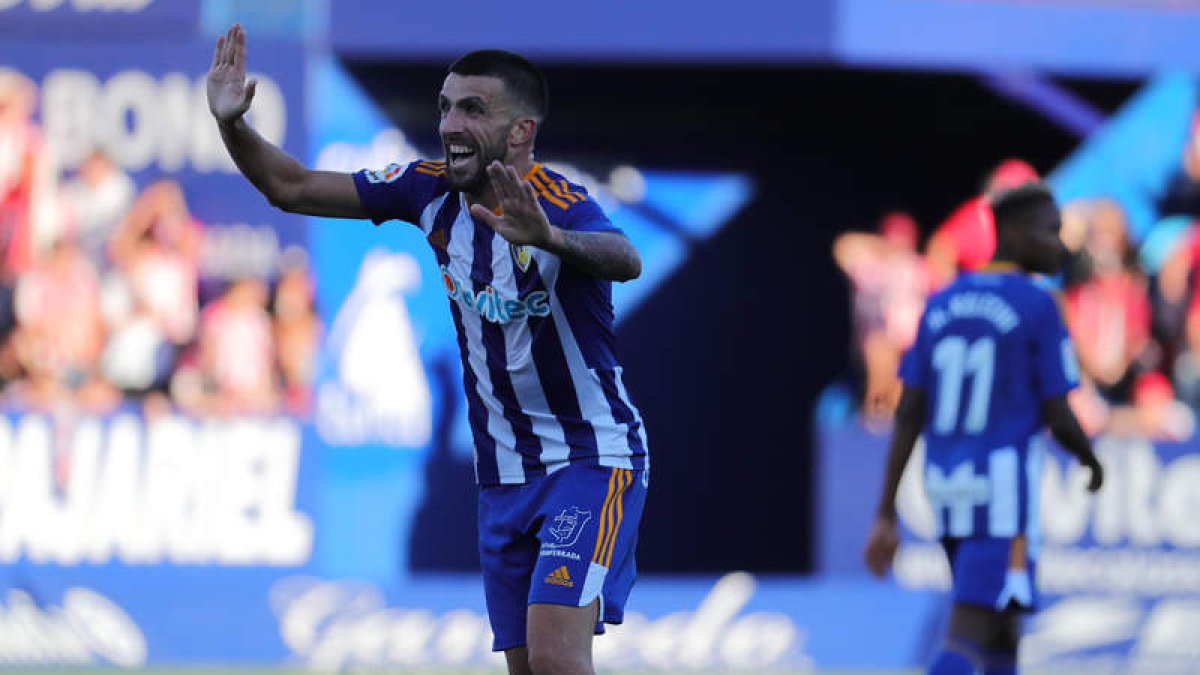 Agus Medina podría ser titular por primera vez tras un mes y medio sin entrar en el once. L. DE LA MATA