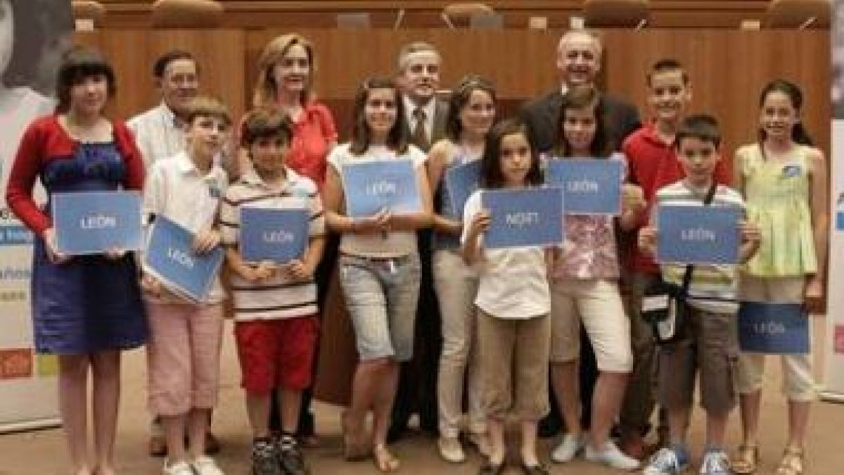 Emilio Gutiérrez, junto a los niños de León que participaron en el plenario.