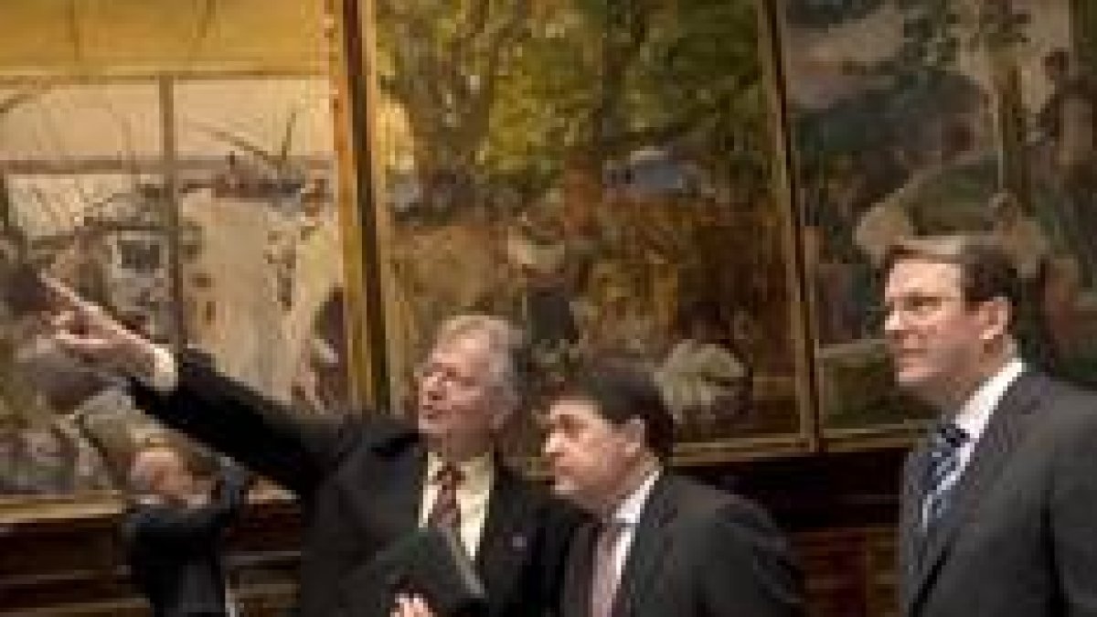 Los responsables de la restauración observan el mural