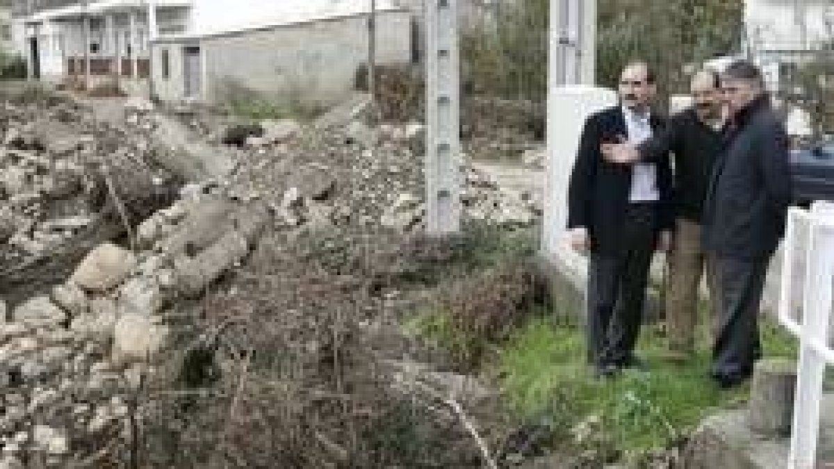 El subdelegado del Gobierno, durante su visita ayer a Truchas