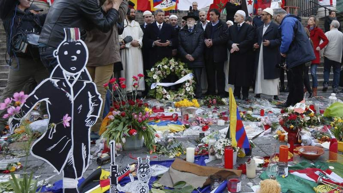 Vista de las flores, velas y otras ofrendas depositadas en la Plaza de la Bolsa. LAURENT DUBRULE