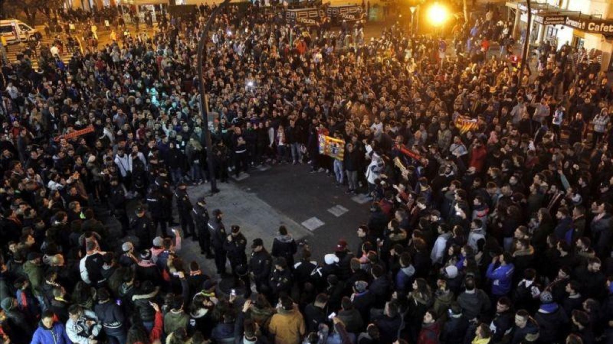 La afición del Valencia explota contra el propietario del club tras la bochornosa derrota ante el Celta por 1-4.
