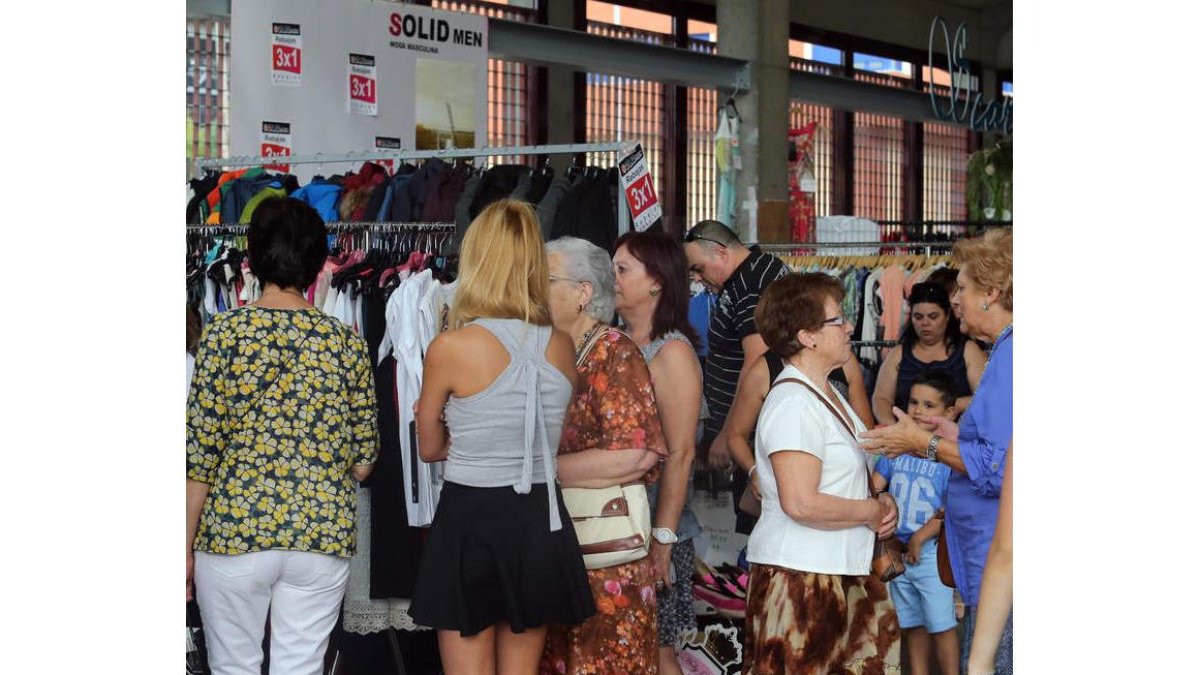 El público volvió a acercarse ayer a la feria de los descuentos.