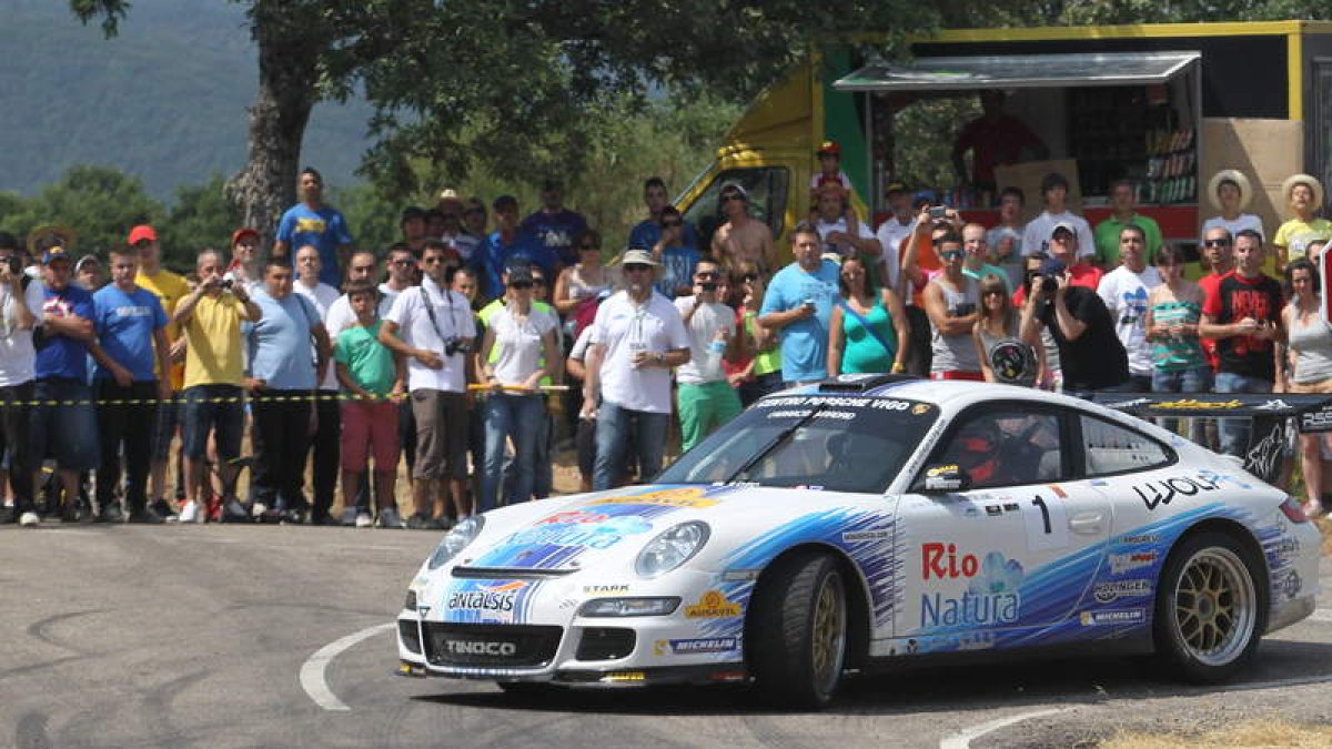 El Porsche 911 GT3 de Vallejo, en una de las curvas más espectaculares del tramo que discurre entre El Castillo y Riello.