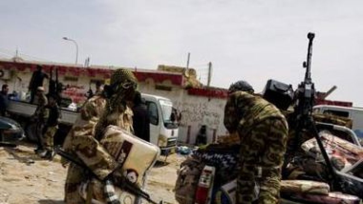Soldados rebeldes levantan un campamento.