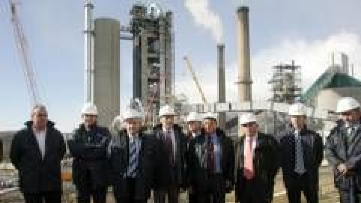 El ministro de Industria, acompañado por Massaveu y las autoridades durante la visita a la planta