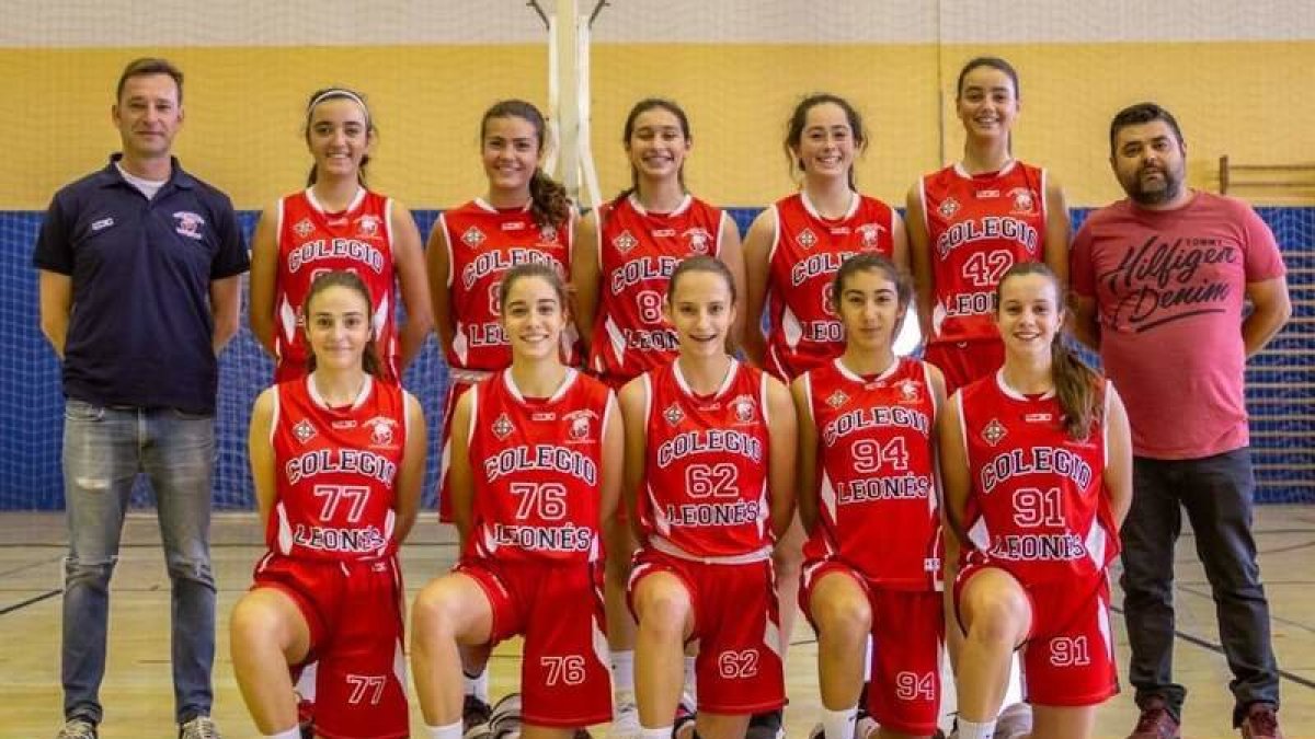 Formación del Cadete A femenino del Colegio Leonés. DL