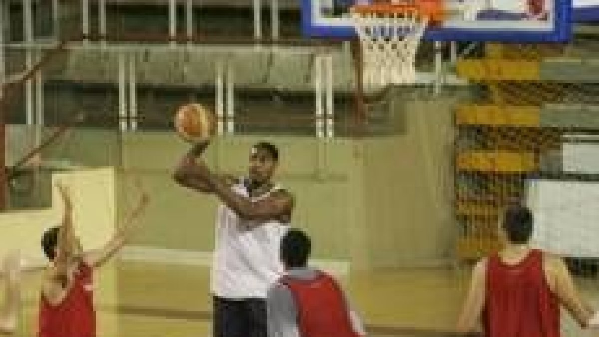 Hughes, rodeado de compañeros, durante un entrenamiento del equipo en el Palacio de Deportes