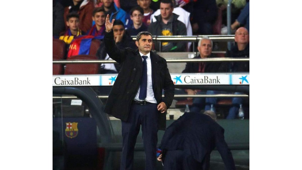 El entrenador del Barcelona, Ernesto Valverde, se dirige a sus futbolistas durante el partido de vuelta de Copa ante la Cultural. ALEJANDRO GARCÍA