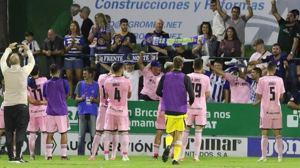 Los jugadores de la Deportiva acudieron a un fondo de Las Llanas para agradecer el apoyo a sus hinchas. O. M.