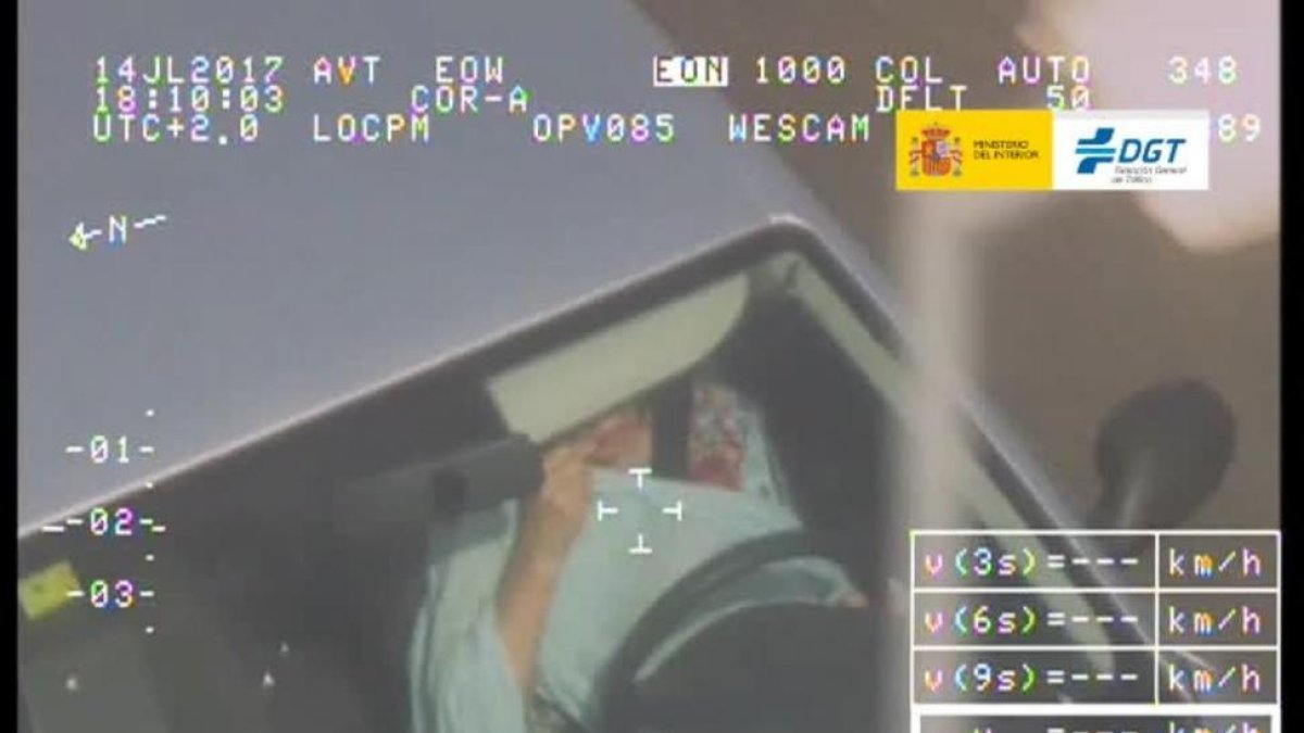 Una conductora se cepilla los dientes como si tal cosa mientras circula.