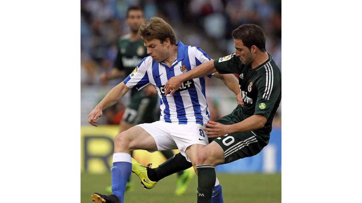 Asier Illarramendi, a la izquierda, pugna con Higuaín.