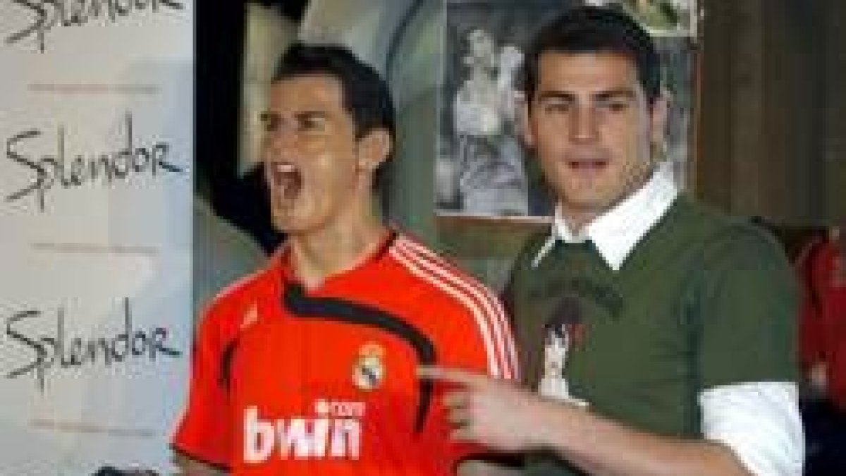 El portero Iker Casillas presentó ayer la figura que lucirá en el Museo de Cera de Madrid