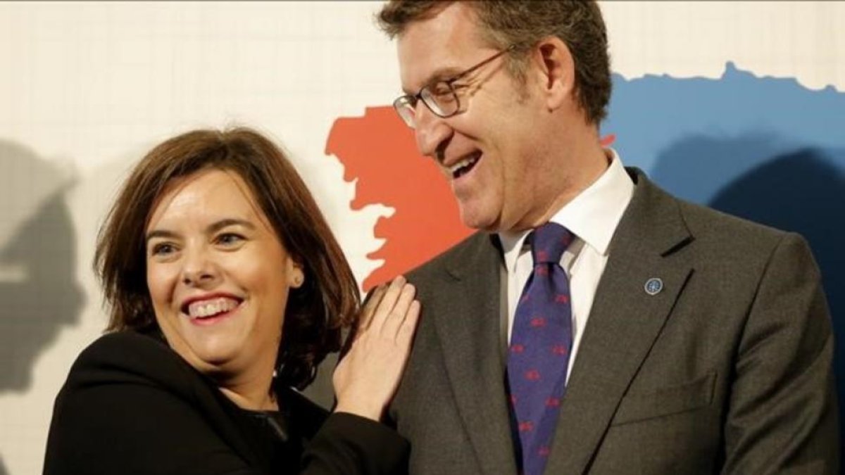 La vicepresidenta en funciones, Soraya Sáenz de Santamaría, junto al presidente gallego Alberto Núñez Feijoo.