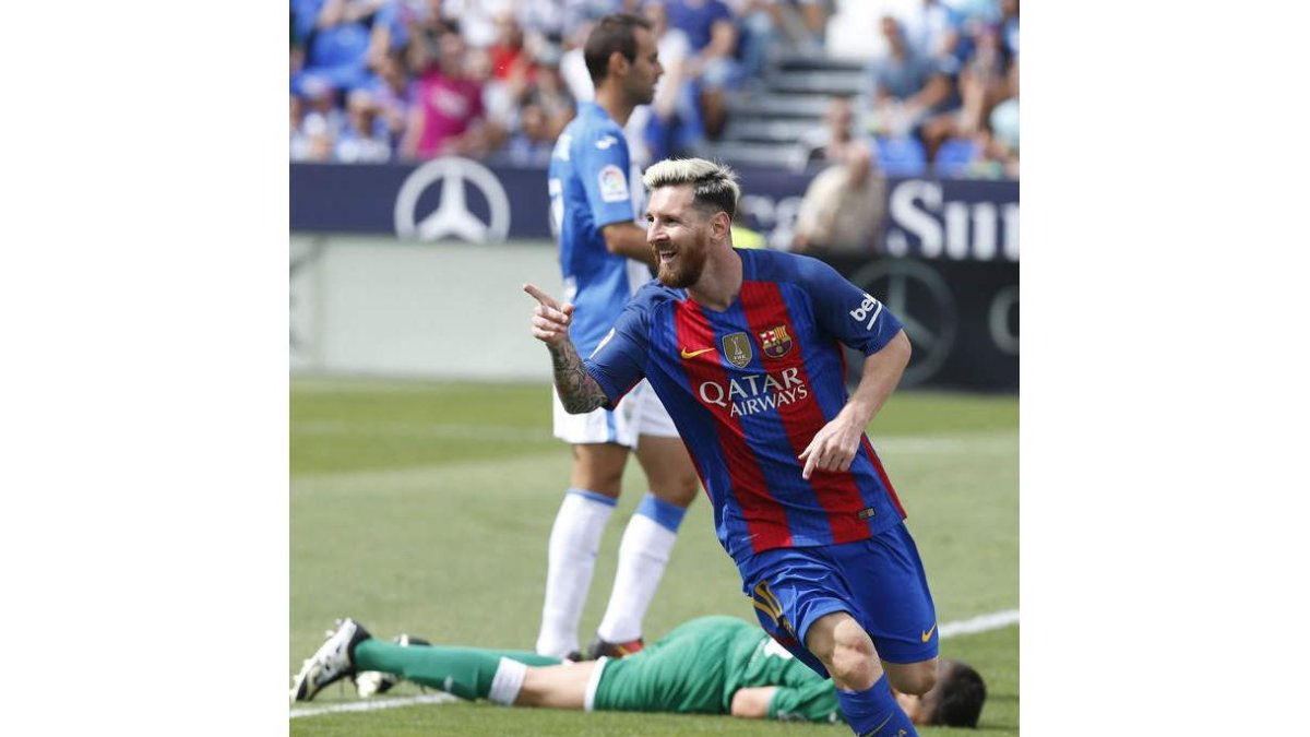 Messi celebra uno de los dos goles que le marcó al Leganés en el estadio de Butarque. HIDALGO