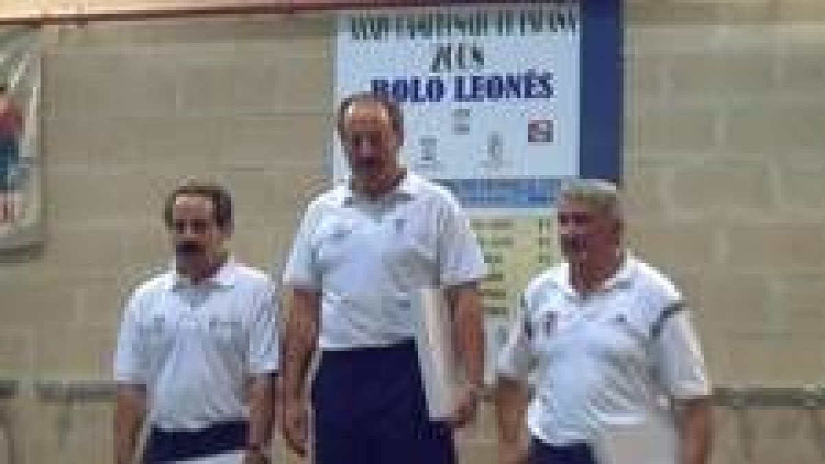 Miguel Ángel González, en el centro, subio a lo más alto del podio por cuarta vez consecutiva