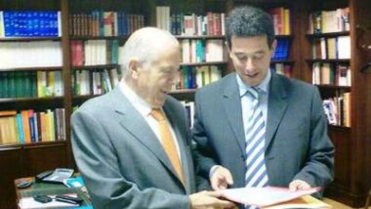 Javier Amoedo, hace unos meses, cuando recibió las quejas de Luis Herrero sobre los autobuses.